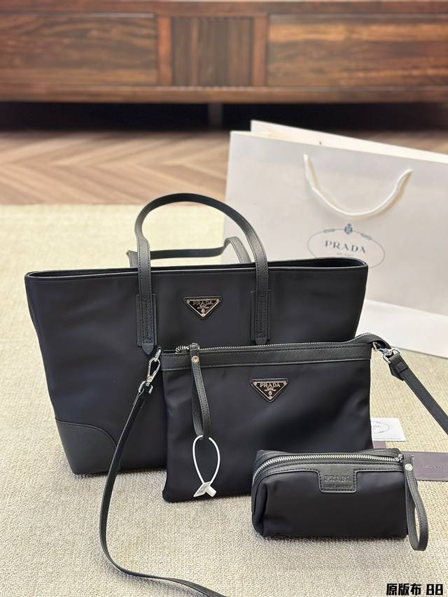 原版布 Prada大号托特包品 三件套 Prada 男士大号托特包 再生尼龙的面料 耐磨抗造 轻便休闲 能够满足日常通勤 出差旅行 健身购物等 多种场合 百搭时