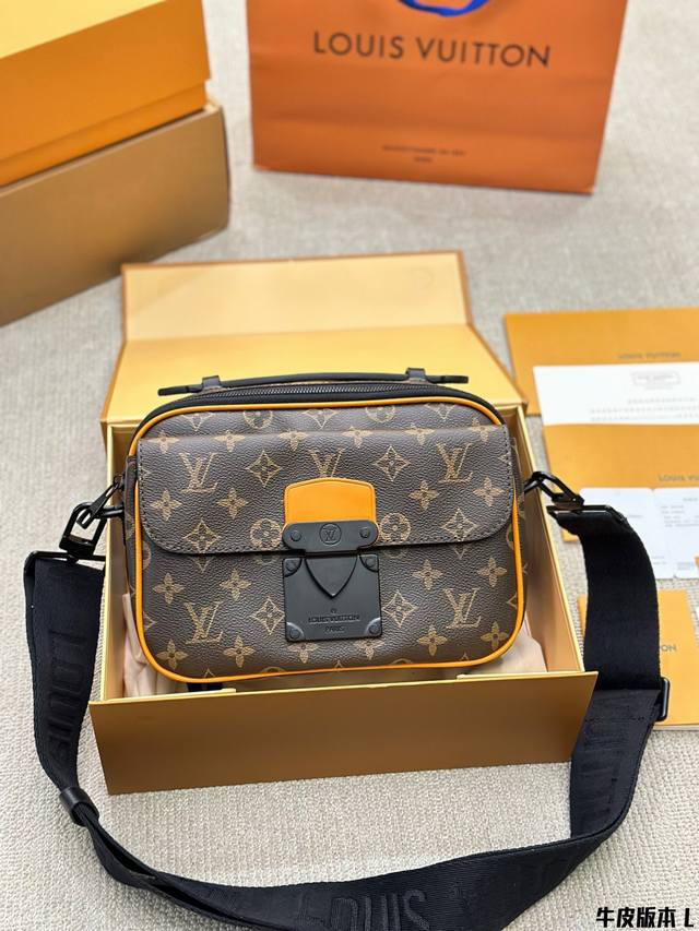 牛皮版本 I Louis Vuitton S Lock Sling 牛皮 经典老花压纹 帅气轻便 实用男包推荐 潮男必入款的卜v S-Lock邮差包 尺寸25 - 点击图像关闭