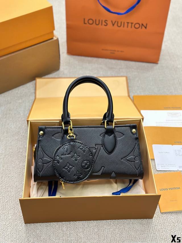 Lv Pochette M tis压纹邮差包 原版高品质 这款retiro 手袋以标志性的面料制成 搭配奢华的变色牛皮饰边 经典永恒 优雅低调的外形设计和宽敞的 - 点击图像关闭