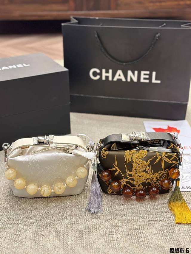 原版布 Chanel 帆布 饭盒包 黑色系的搭配很适这季节 复古氛围感瞬间拉满 尺寸16 13Cm - 点击图像关闭