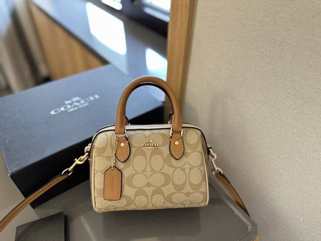 折叠礼盒 Size 18*13Cm Coach 新款 新品 超级可爱的迷你波士顿 经典的小号的 Size 小小的身体 大大的容量 搜索coach 枕头包