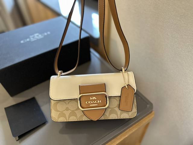 折叠礼盒包装 Coach 新品 Morgan 迷你信封包 Morgan 整个家族偏摩登复古的风格 有一种经典沉稳 大气的感觉又隐约个性的感觉 非常精致又高级质感