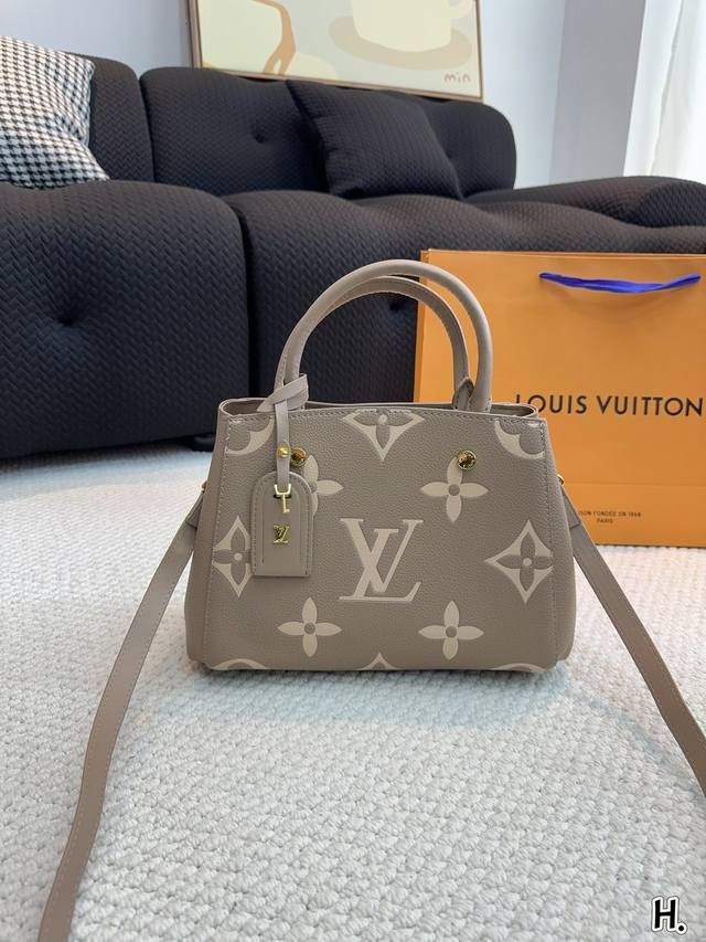 Lv 路易威登 Fleur Tote 蒙田手提包变色皮 蒙田包 入门级的款式哦 绝对的终身款 此物经典不言而喻 街拍和实用都是非常nb的选择 大家拿到后可以感受