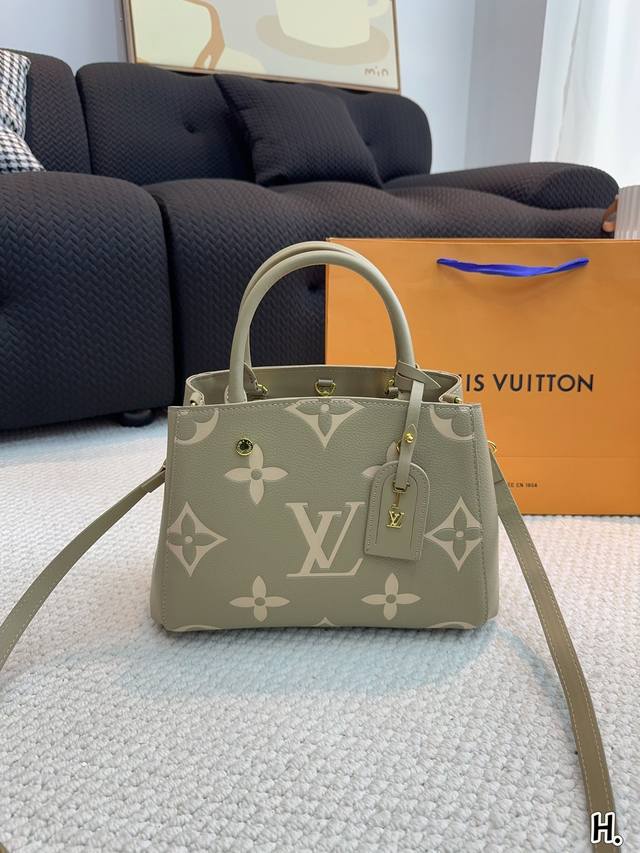 Lv 路易威登 Fleur Tote 蒙田手提包变色皮 蒙田包 入门级的款式哦 绝对的终身款 此物经典不言而喻 街拍和实用都是非常nb的选择 大家拿到后可以感受