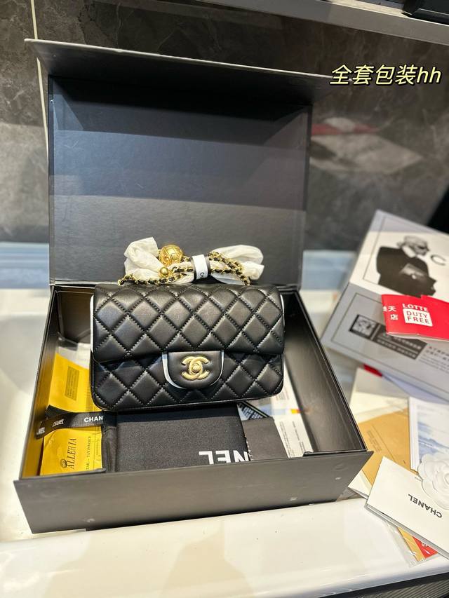 折叠飞机礼盒 香奈儿 Chanel 王牌小金球 大mini Cf包~很复古很好看的款式 这个调节扣超精致 经典的包型才是香奈儿 Chanel的灵魂 尺寸 20C