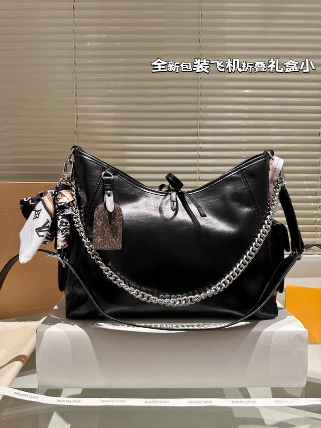 小号 原单 飞机盒折叠礼盒 Carryalldark 中号手袋 本款 Carrvall Dark 中号手袋以柔软羊皮革塑造时尚慵懒 廓形为 2024 春夏秀场造