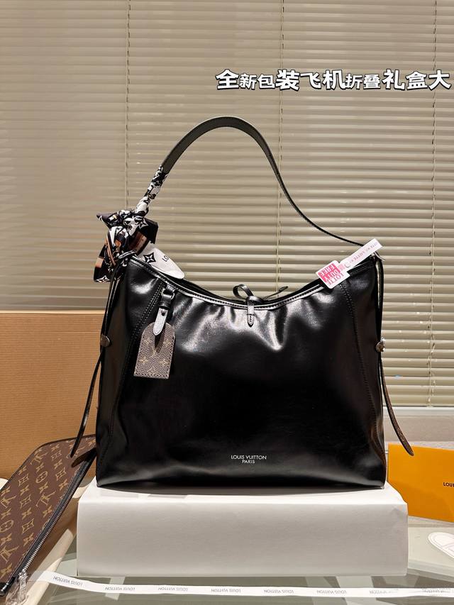 大号 原单 飞机盒折叠礼盒 Carryalldark 中号手袋 本款 Carrvall Dark 中号手袋以柔软羊皮革塑造时尚慵懒 廓形为 2024 春夏秀场造