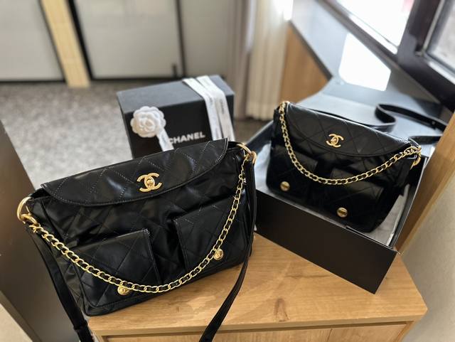 原版皮 折叠礼盒包装 Chanel 24P Hobo 邮差包 机车包 黑色系的搭配很适这季节 复古氛围感瞬间拉满 尺寸25 30