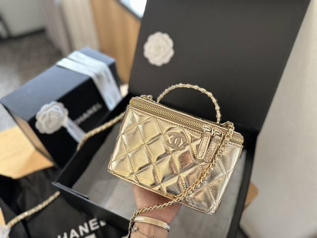 折叠礼盒官网飞机盒 Chanel 新品 高级镶金镂空编织手柄 盒子包 化妆包 小箱子 最近的盒子包系列真的好火 小盒子当然是异常可爱啦 尺寸 16 10 8Cm