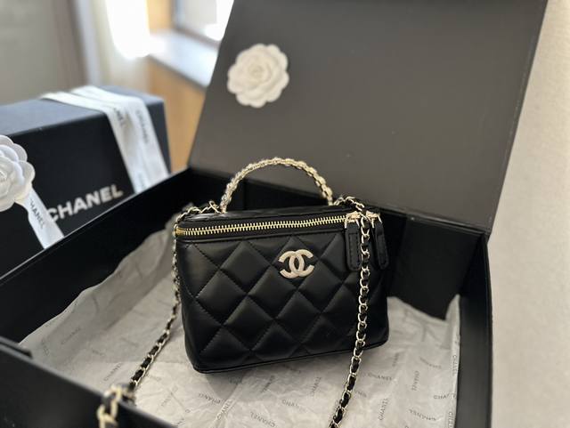 折叠礼盒官网飞机盒 Chanel 新品 高级镶金镂空编织手柄 盒子包 化妆包 小箱子 最近的盒子包系列真的好火 小盒子当然是异常可爱啦 尺寸 16 10 8Cm