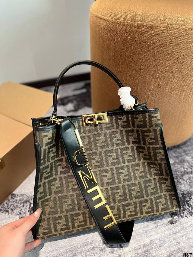 爆炸来袭 芬迪 Fendi X-Lite Peekaboo 系列手袋 10周年而诞生的全新peekaboo X-Iite 系列手袋 摈弃了经典的横杠设计与中央隔