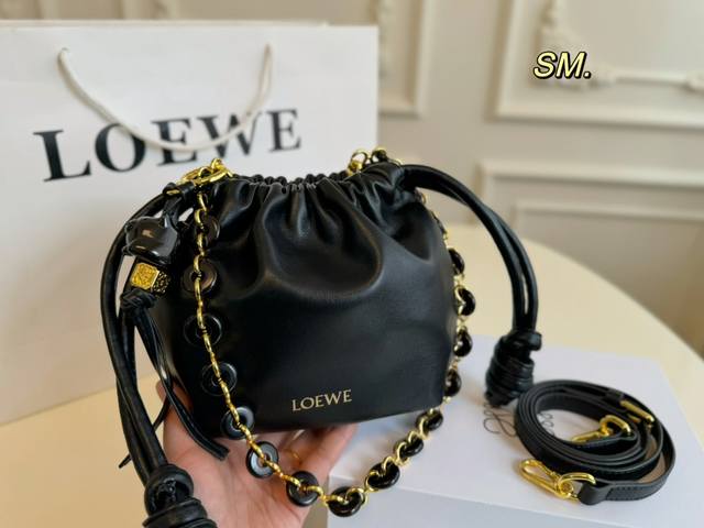 折叠盒 Size 19 17 Loewe 玉系列福袋包 包包配有一颗玉石平安扣 不同颜色赋予不同意义 代表传统玉石艺术文化的手袋 真的好感度拉满 谁能不爱