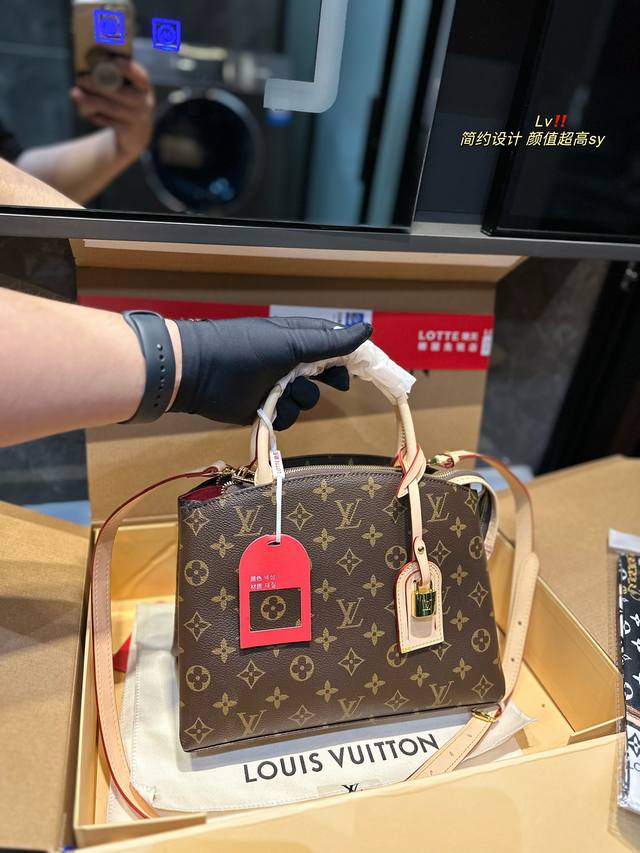 折叠飞机礼盒 Lv 路易威登 Fleur Tote老花挂锁蒙田手提包变色皮 蒙田包 入门级的款式哦 绝对的终身款 此物经典不言而喻 街拍和实用都是非常nb的选择