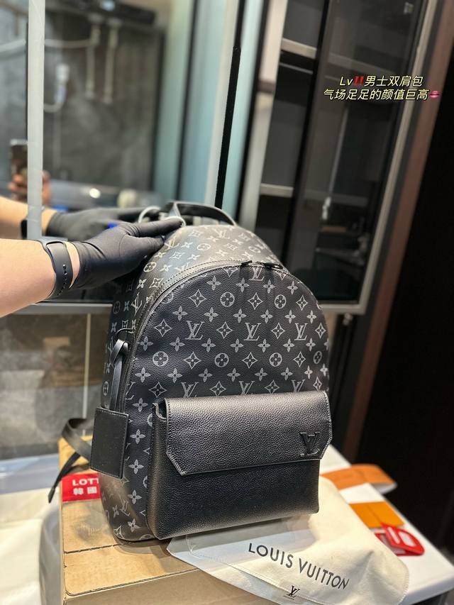 Lv 双肩包 Monogram帆布裁制而成 此款hot Springs双肩背包代表lv Vernis皮革的华丽回归 是一款风格百搭而可爱 适合全天背携的时尚包袋