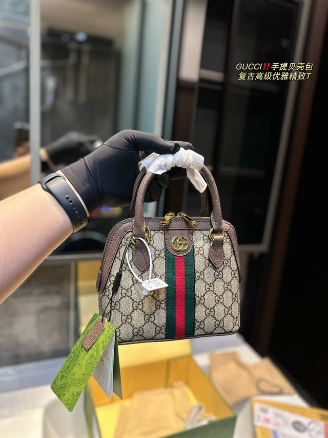 礼盒包装 Gucci 酷奇ophidia 经典老花贝壳包 圆顶造型设计 实用性和性价比 经典的红绿条纹配上双g Logo 百搭又耐看 撞包几率也很低 追求个性的