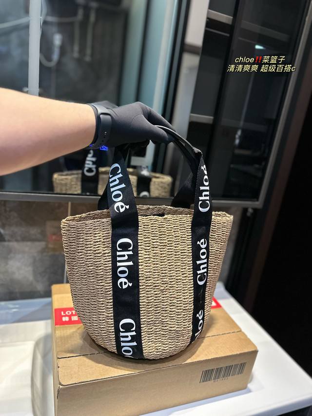 Chloe这个新款草编包菜篮子 印logo的手提袋和皮肩带还有草编的组合真的好清爽炒适合海边 是属于夏天的包没错啦而且到目前为止没有跟任何人撞过包国 容量很大