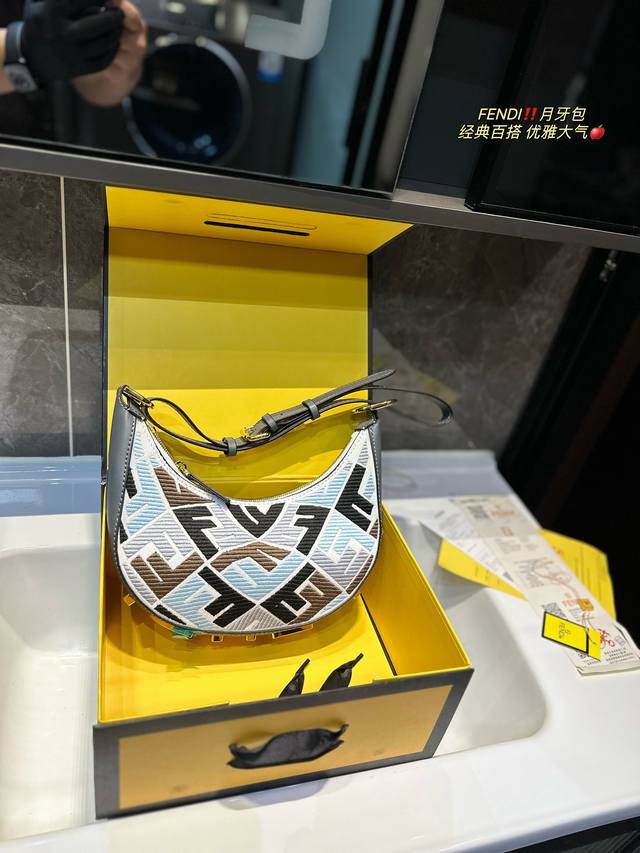 折叠礼盒 芬迪 Fendi 月牙包 经典百搭 优雅大气 这份质感 小仙女们值得拥有尺寸23.17