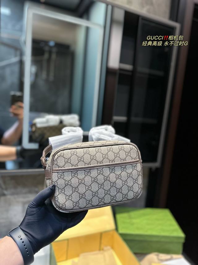 Gucci 新款 5相机包全新系列焕新呈现guccihorsebit 5系列小号肩背包 兼备百搭特性与实用功能 这款肩背包以经典米色和乌木色尺寸20Cm