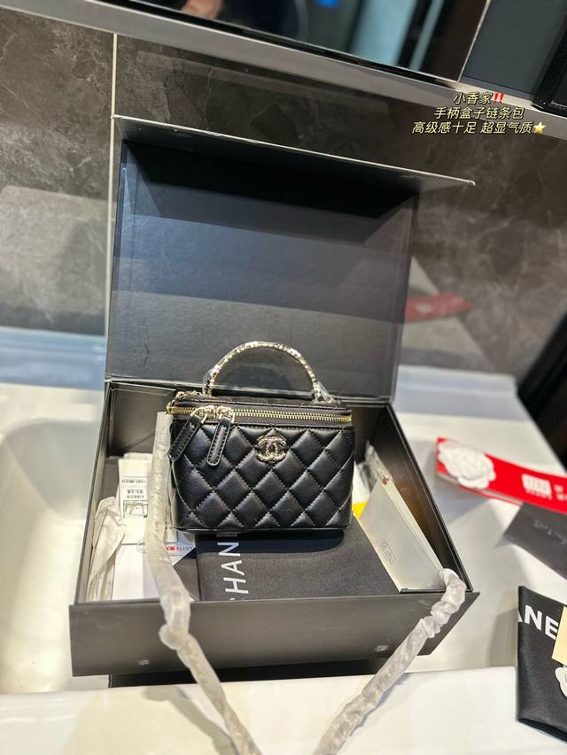 礼盒包装 Chanel 新品 高级镶金镂空编织手柄 盒子包 化妆包 小箱子 最近的盒子包系列真的好火 小盒子当然是异常可爱啦 尺寸 16 10 8Cm - 点击图像关闭