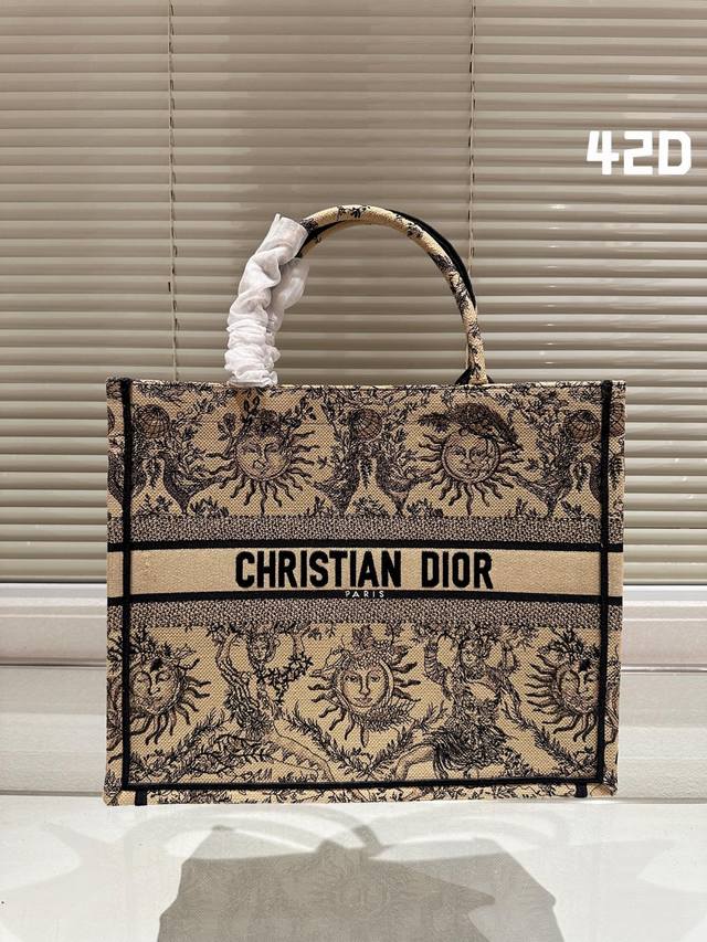 原单刺绣 Dior 提花 托特包 最新色 Dior Book Tote今年最喜欢的一款购物袋 Tote我用的次数最多的包 因为容量超级大 不管什么东西都向里面放 - 点击图像关闭