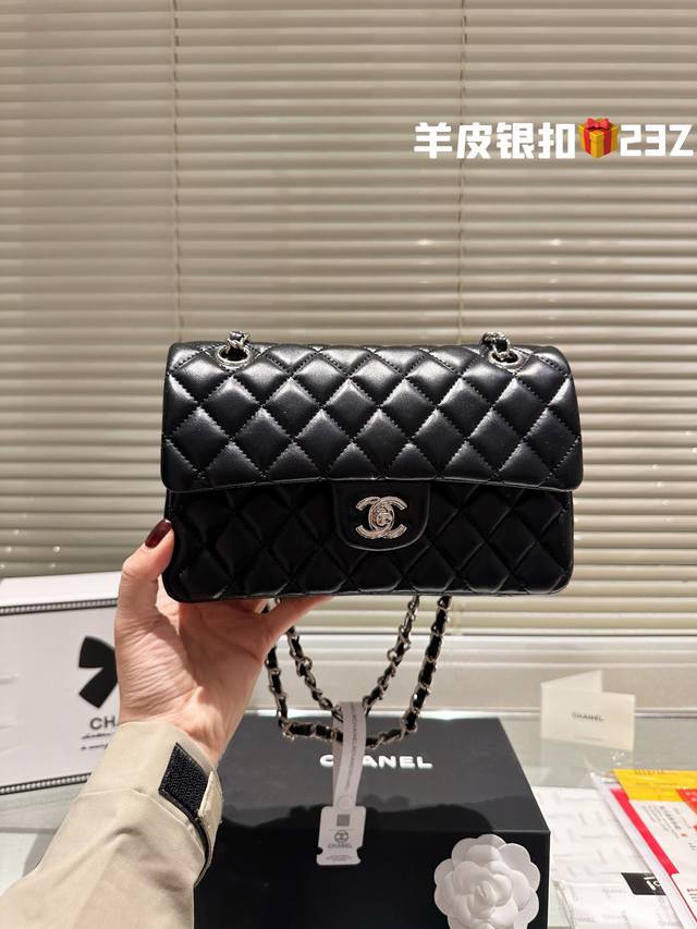 原单品质 复刻版 Chanel 23Cm Cf Chanel礼盒专柜包装 无疑是个美胚子简直就是狙击小仙女们心脏的利器珍珠女孩的优雅与温柔就像珍珠本身的特质光泽