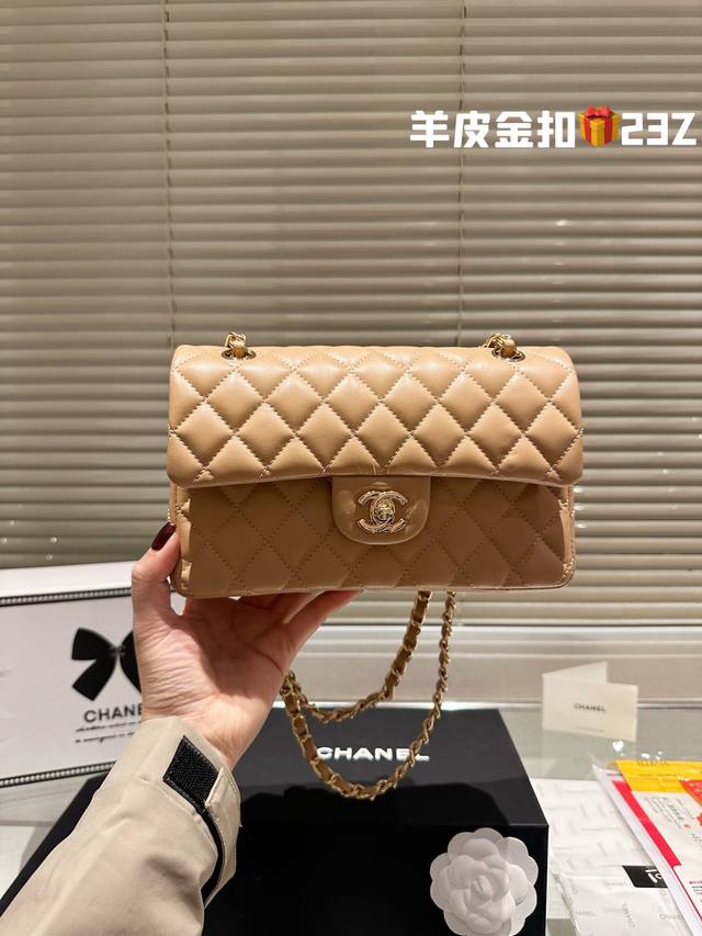 原单品质 复刻版 Chanel 23Cm Cf Chanel礼盒专柜包装 无疑是个美胚子简直就是狙击小仙女们心脏的利器珍珠女孩的优雅与温柔就像珍珠本身的特质光泽