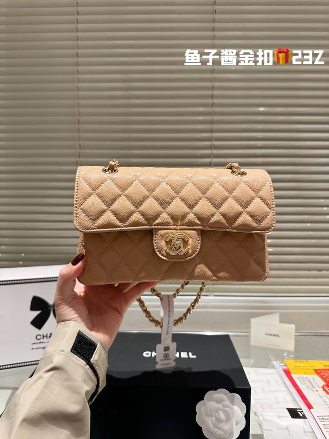 原单品质 复刻版 Chanel 23Cm Cf Chanel礼盒专柜包装 无疑是个美胚子简直就是狙击小仙女们心脏的利器珍珠女孩的优雅与温柔就像珍珠本身的特质光泽