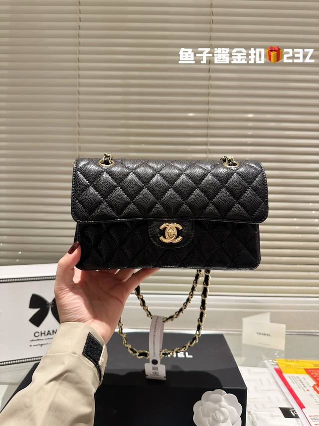 原单品质 复刻版 Chanel 23Cm Cf Chanel礼盒专柜包装 无疑是个美胚子简直就是狙击小仙女们心脏的利器珍珠女孩的优雅与温柔就像珍珠本身的特质光泽