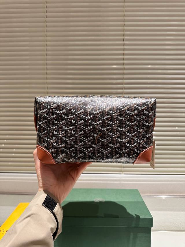 配盒 Size 22Cm 戈雅 Goyard 化妆包 男生女生用 上身效果绝绝子~ 日常非常好搭配哦~ 男生女生都可以入手