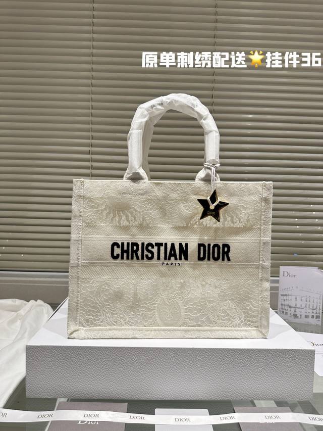 3D浮雕原版布 Dior 原版布提花 Dior Book Tote今年最喜欢的一款购物袋 Tote我用的次数最多的包 因为容量超级大 不管什么东西都向里面放 当