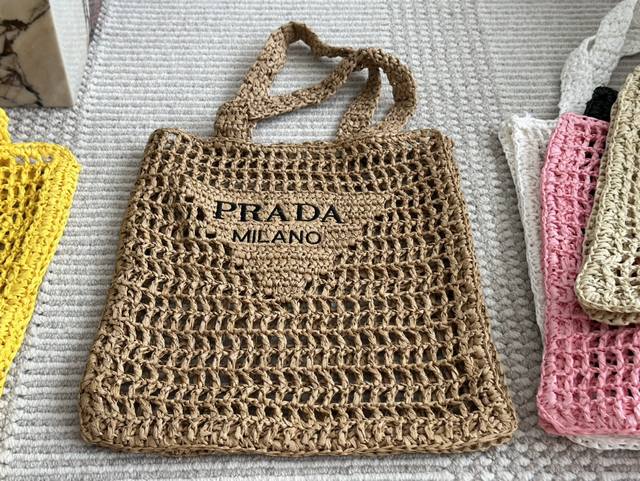 Prada绝美草编包 是背prada阳光草编包的夏天啦 马上夏至了 来推荐这只prada阳光草编包 编织和皮革 清爽也文艺 让你也可甜可美 设计也非常实用 容量