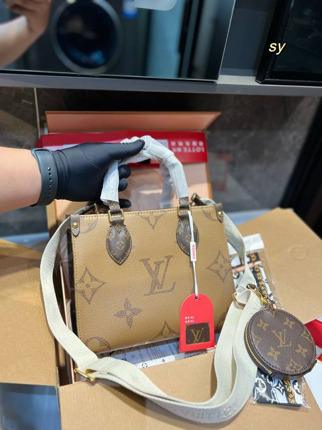 礼盒包装 Lv 爆款购物袋 丛林系列 购物袋 Mini Onthego 购物或周末出游 拎起 Onthego 手袋即刻出发 Lv 新款 购物袋大花新料拼色 每一