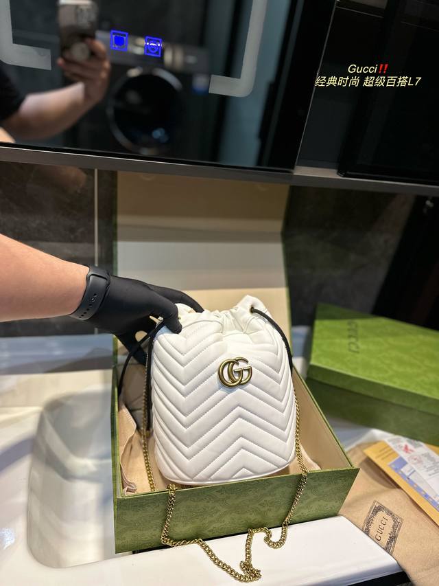 Gucci Gg水桶包拿下 杨幂小姐姐同款经典gucci搭这个配色一年四季都百搭 简直是耐看又洋气 轻便好背拉绳水桶开口设计 多种背法日常通勤包包首选 尺寸 2