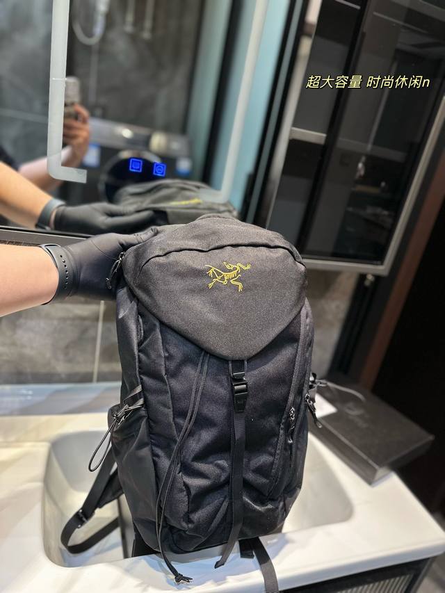 Arcteryx 20L始祖鸟刺绣多功能户外双肩包 Arcteryx 20L始祖鸟刺绣多功能户外旅行双肩背包 23Ss 包体空问容量大 可以携带短途远足所需的所