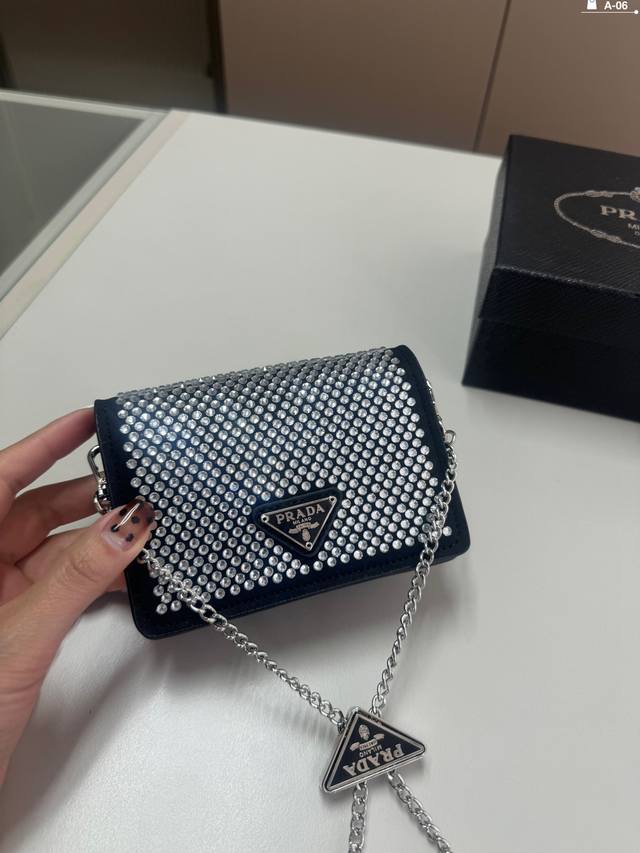 Prada 普拉达钻款mini零钱包 闪耀的通体仿水晶释放精致魅力 Bling Bling的效果非常吸睛 适合与众不同的你 背上它出街你就是最靓的仔 A-06尺 - 点击图像关闭