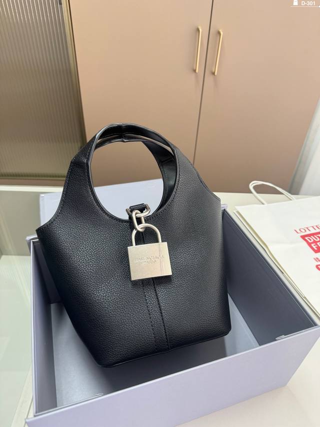 巴黎世家 Balenciaga Locker锁头包 头层牛皮 原单品质到没朋友 就是酷 时尚感超强 辦识度很高 方方正正很能装 上身也帅气 D-301尺寸16.