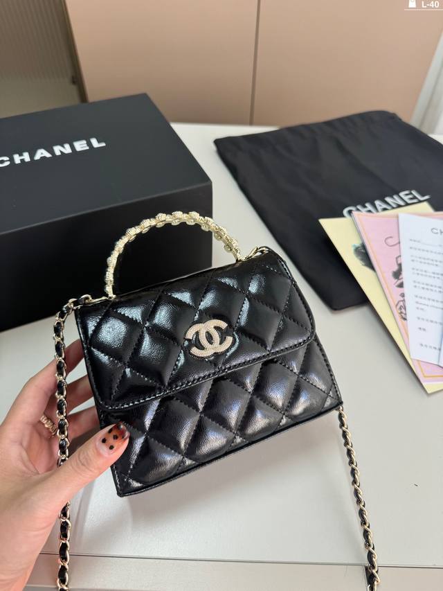 Chanel 香奈儿 24P 珍珠手柄 美包子 发财包 手柄太惊艳了 容量满足日常需求 美貌与实用并存 精致小女人的小可爱或者优雅lady风都可以 Hold住哦