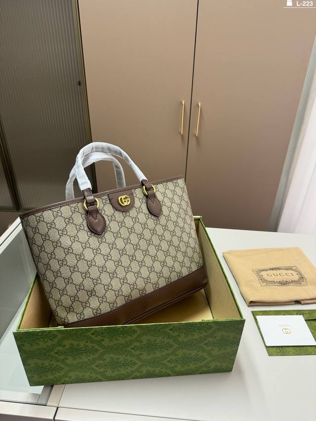 Gucci 新款 Tote 购物袋 随性中不失优雅 飒飒的感觉超实用 当之无愧的百搭之王 搭配任何风格完全没问题 L-223尺寸30.11.25折叠盒