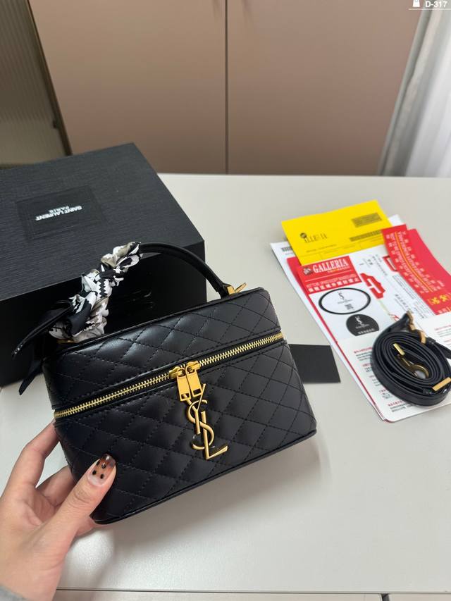 Ysl 圣罗兰精致女神推荐入手呦 美貌与实用并存 内里隔层方便收纳 出行必备化妆包收纳包 D-317尺寸17.7.11折叠盒