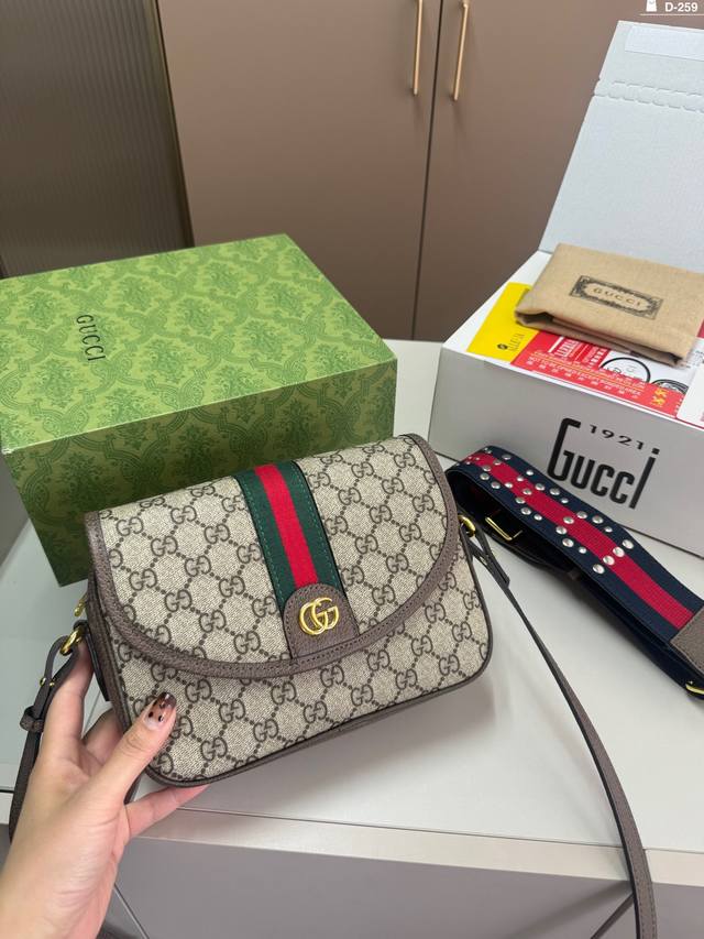 Gucci 酷奇 邮差包原版品质精工制作gucci 古奇 经典调配件gucci 古奇最新火款 注意细节 与经典印花相结合这种经典搭配表现了对gucci品牌本源的 - 点击图像关闭