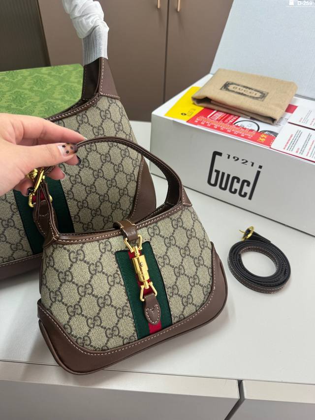 小 Gucci Jackie1961 很经典 很复古哦 手机max都可以放下哦 高级的棕色皮革 搭配单条皮肩带 D-259尺寸19 13 30 19折叠盒飞机盒