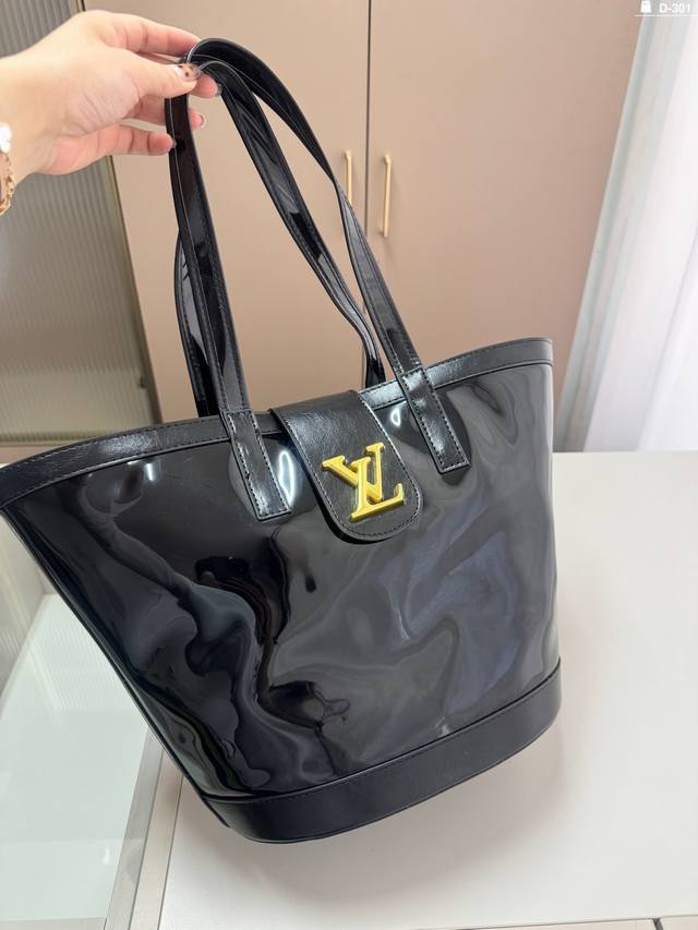 Lv 果冻托特包 质感很高级 容量超级大也很耐用 日常出街背它回头率百分百 就是这种随性慵懒感 D-301尺寸26.18.28