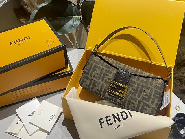 折叠礼盒 Fendi 微爷同款网红vintagef中古法棍包 潮人们背的最多的包包大概就是fendi芬迪的这款法棍包 Baguette 了，从黑色再到棕