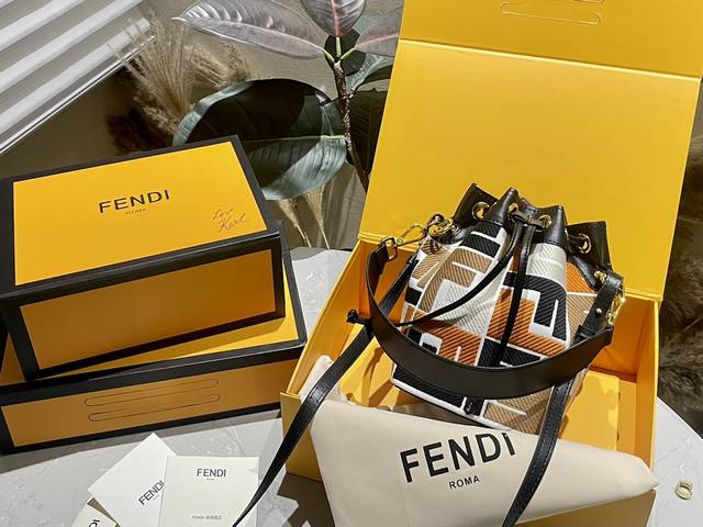 折叠礼盒 ｜Fendi Mon Tresor小号水桶手袋 2022年米兰时装周街拍中，潮人们背的最多的包包大概就是fendi芬迪的这款水桶包了。