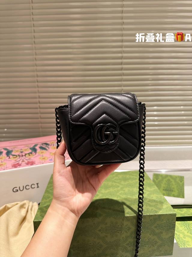 Gucci | Gg Marmont系列腰包 Gucci宠儿精选gg Marmont系列手袋刚刚上架-组新包型，迷你腰包采用v型绗缝皮革搭配陶瓷