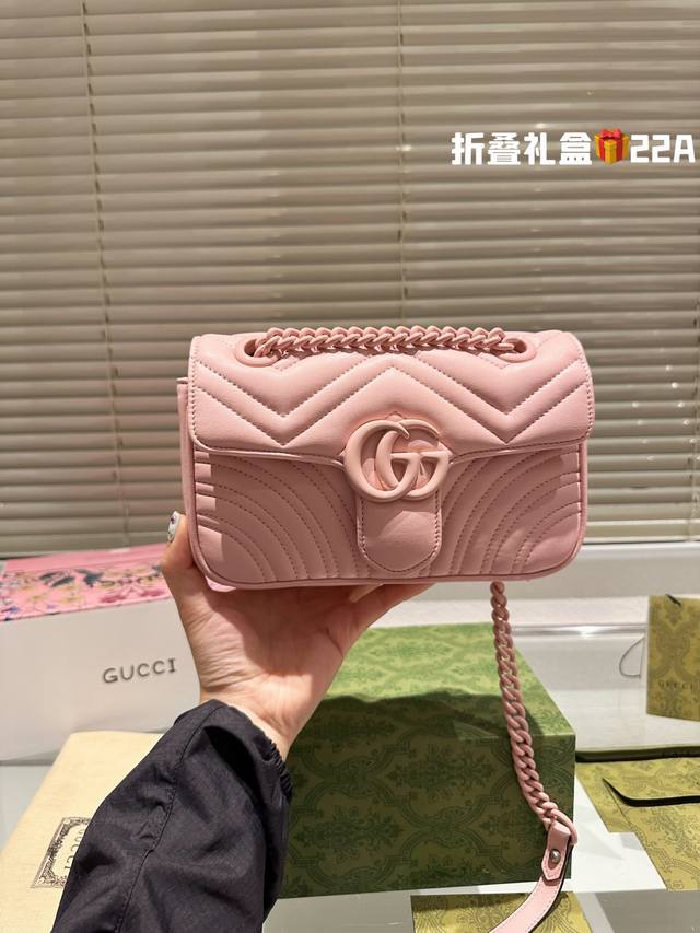 牛皮 飞机盒折叠礼盒 Size：22*13Cm Gucci Marmont 经典款啦 质量很好 性价比高 牛皮品