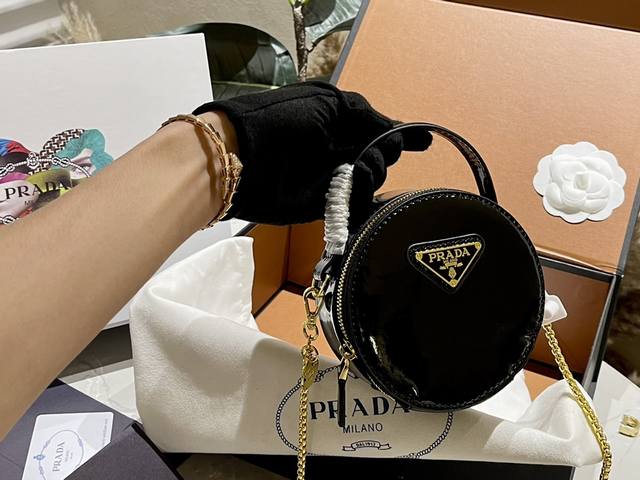 漆皮 礼盒包装 Prada ！新款 迷你小圆饼/精致零钱包时尚凹凸造型单品 拿来当配饰也是极好的时髦小配件可爱的不要不要的 尺寸 13 9