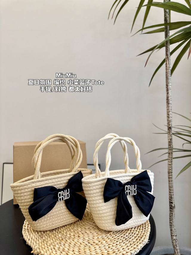 Miumiu 缪缪 草编 编织菜篮子 限定小tote 太好搭 充满夏日氛围感的包包 野餐出游踏青他都 性价比超高 尺寸2 - 点击图像关闭