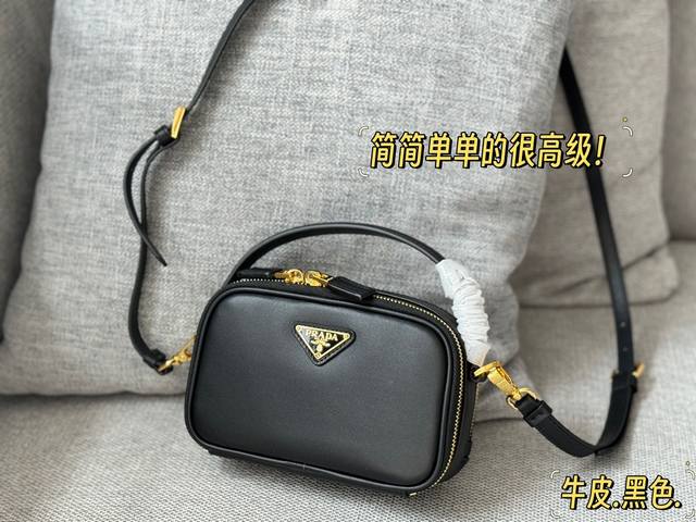 配盒 牛皮 Size：19*12Cm Prada Odette相机包系列 感觉真的会火呢 线条笔直硬朗信封包款 搭配三角