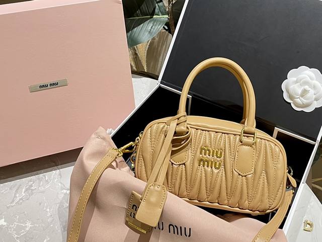 小羊皮 礼盒包装 Miumiu 新品 高级褶皱 保龄球包 新size 精致独特的设计 时尚绝美 大方且与众不同 日常 出街必入款